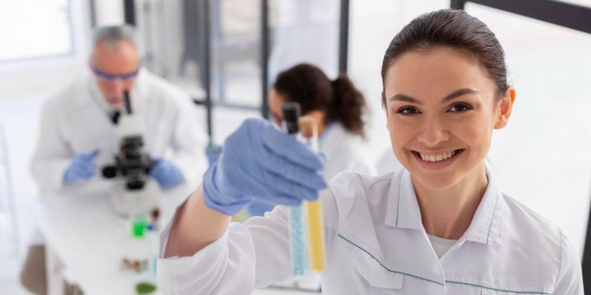 mujer trabajando en un laboratorio