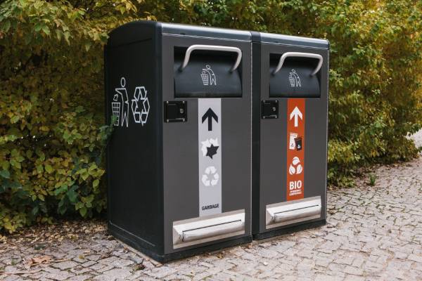 cubos de basura para la gestion de residuos en una ciudad inteligente