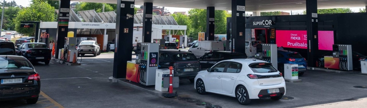 Coches repostando en estación de servicio