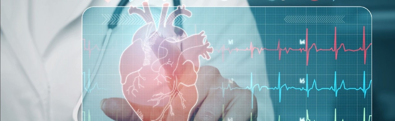 Mano de una médica tocando pantalla con imagen de corazón