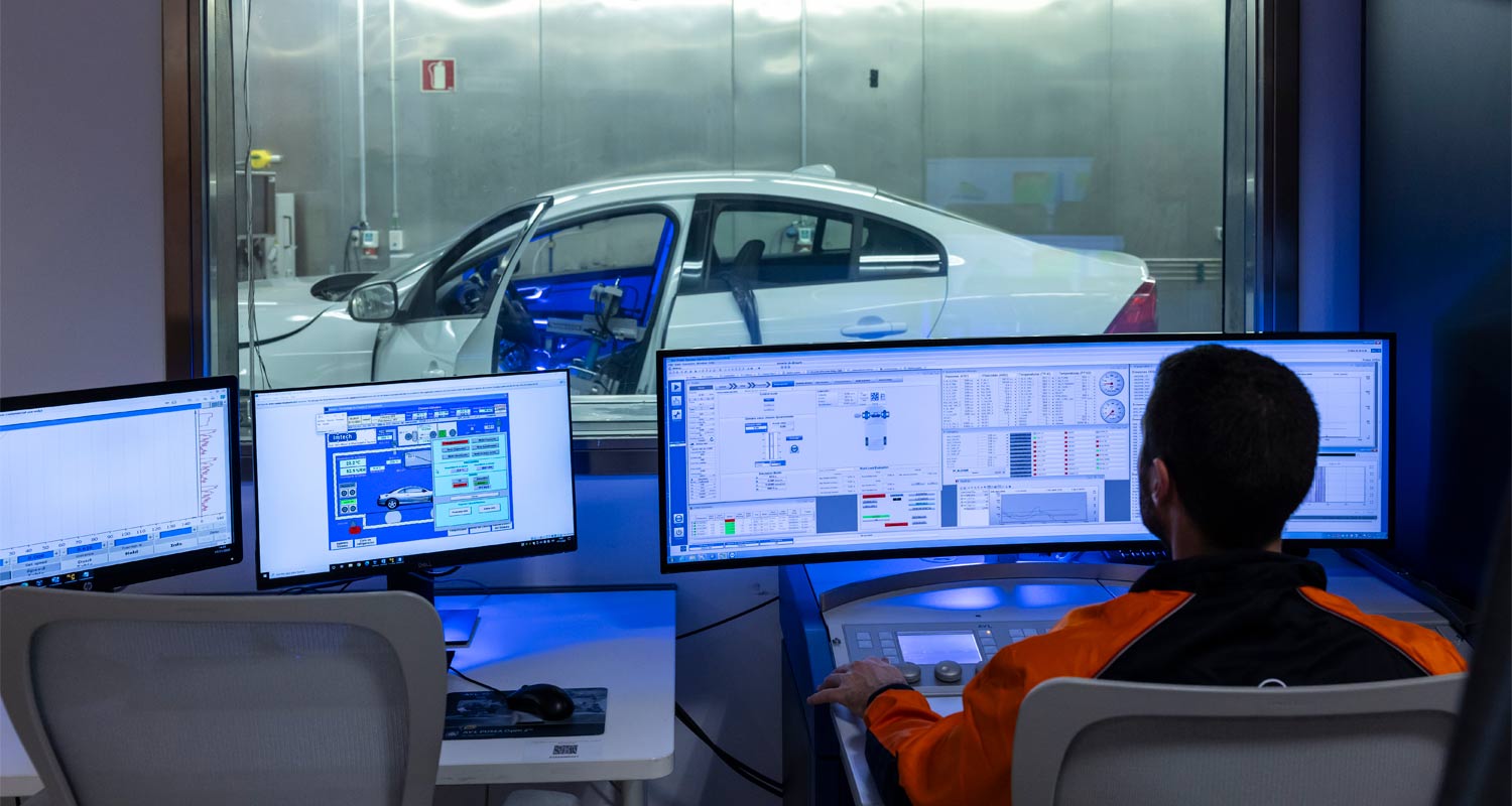 Empleado en laboratorio de motores