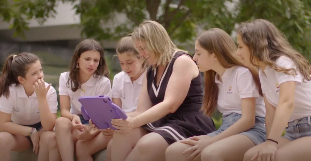 Un equipo de niñas con una mentora del programa