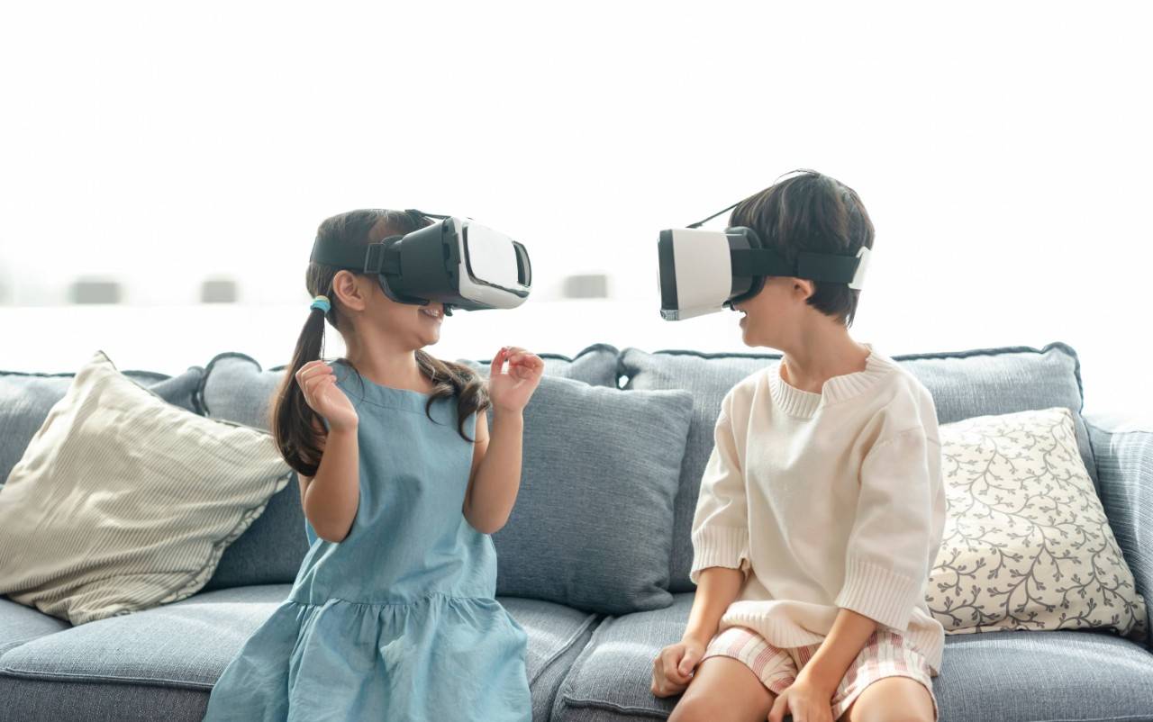 dos niños con gafas de realidad virtual para acceder al metaverso