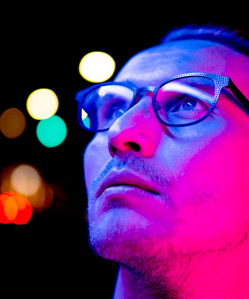 Rostro de un hombre con luces reflejadas