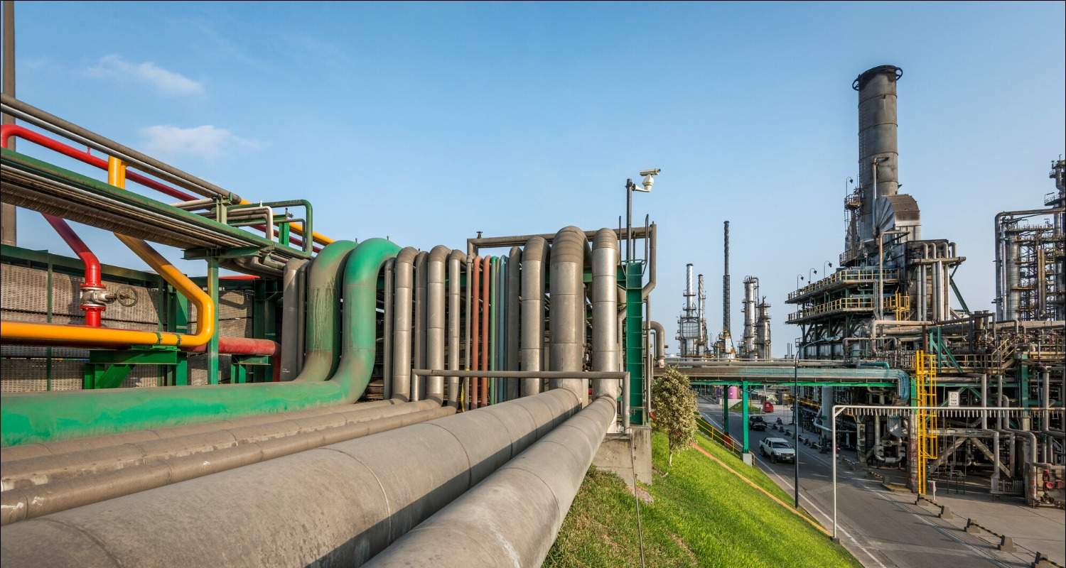 Tuberías en complejo industrial de la refinería de La Pampilla