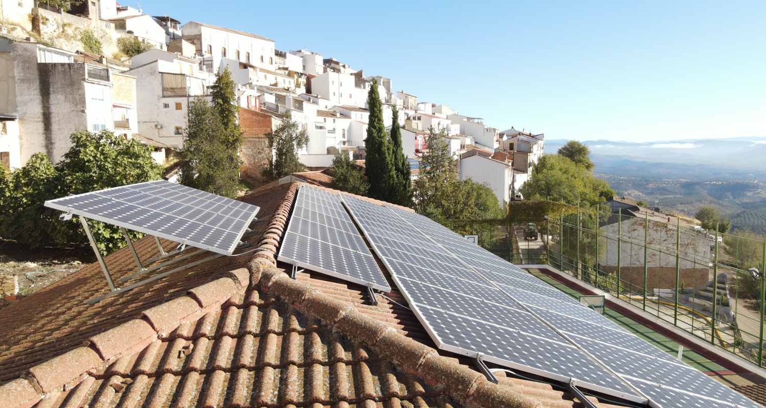 Placas solares sobre el tejado de una casa