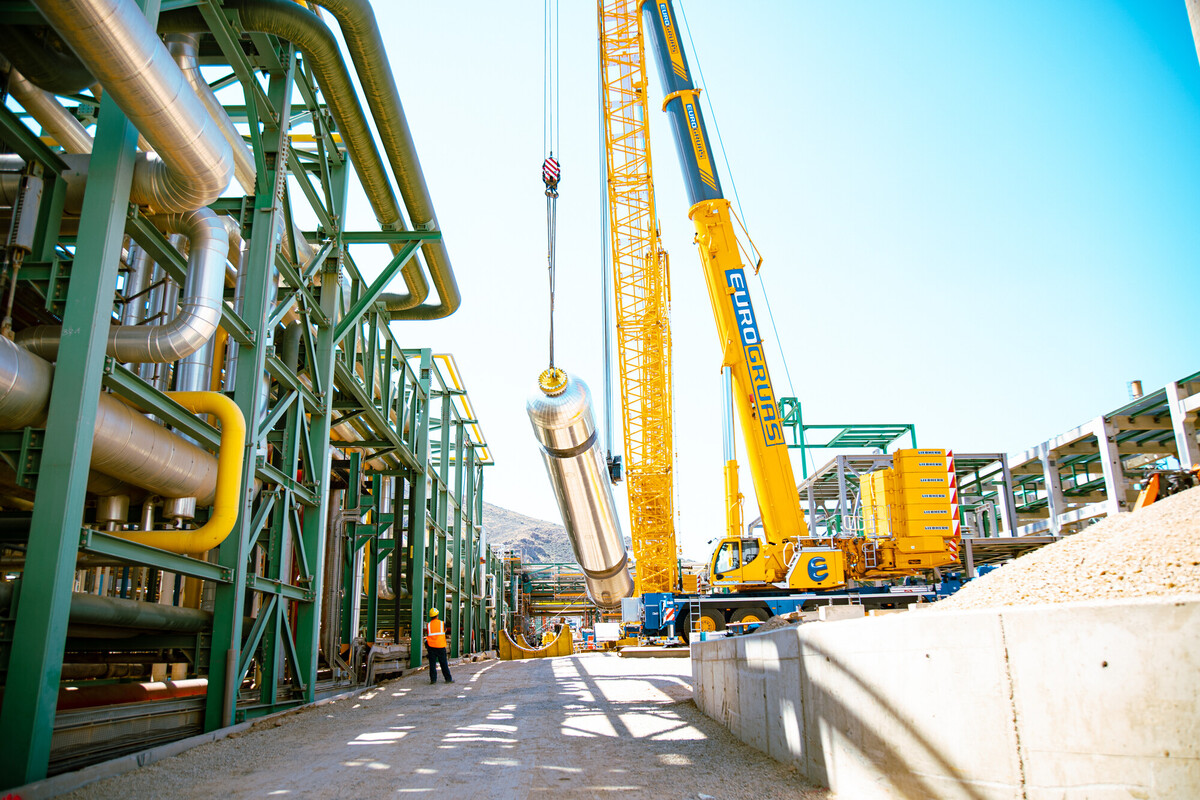 construction with a crane at the biofuels plant