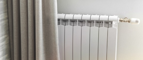 radiador tradicional en una pared