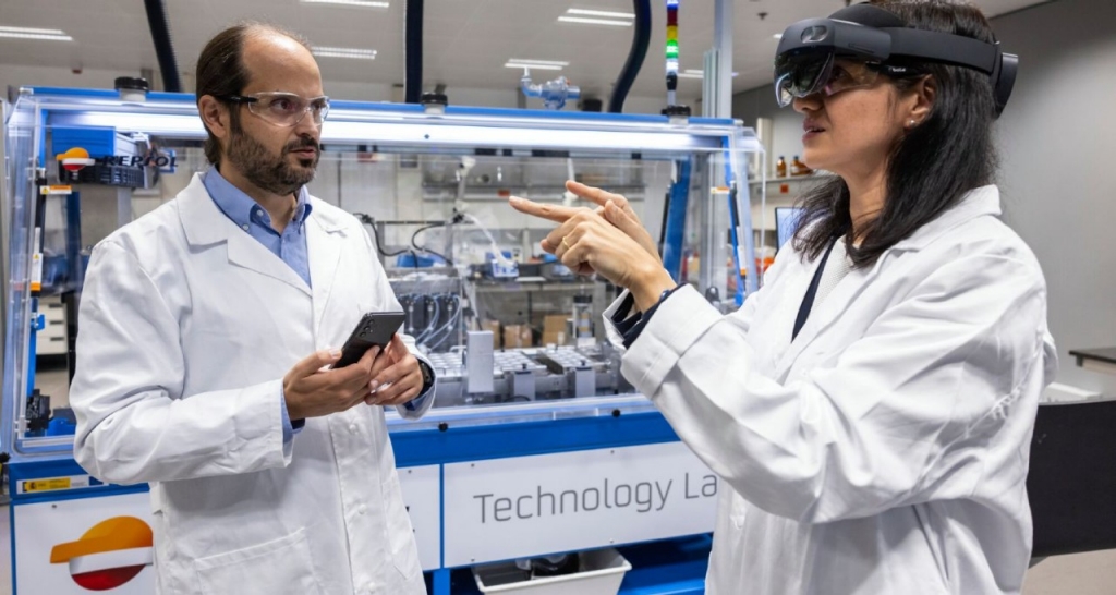 Dos técnicos trabajando con IA en un laboratorio