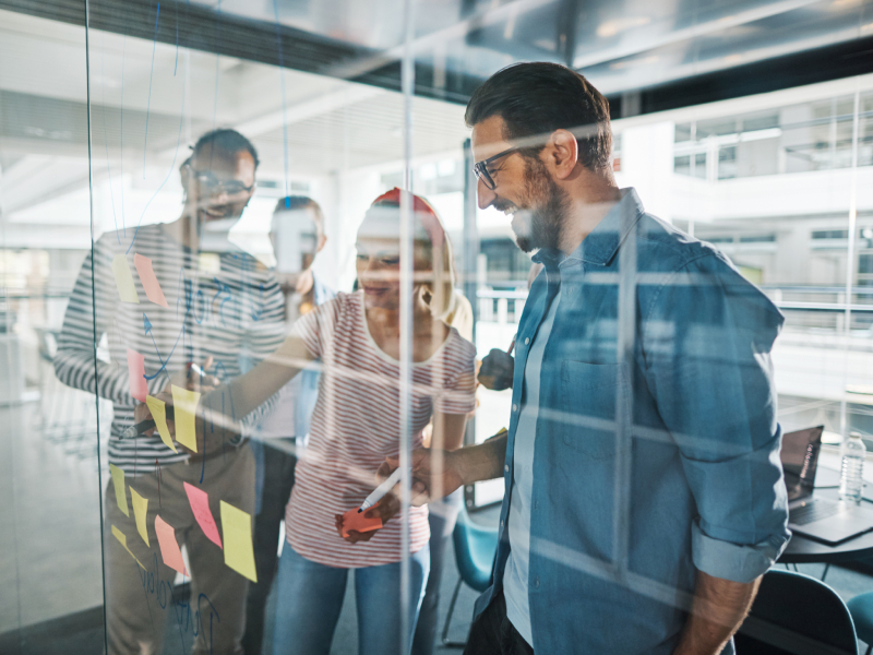 emprendedores trabajando en una startup