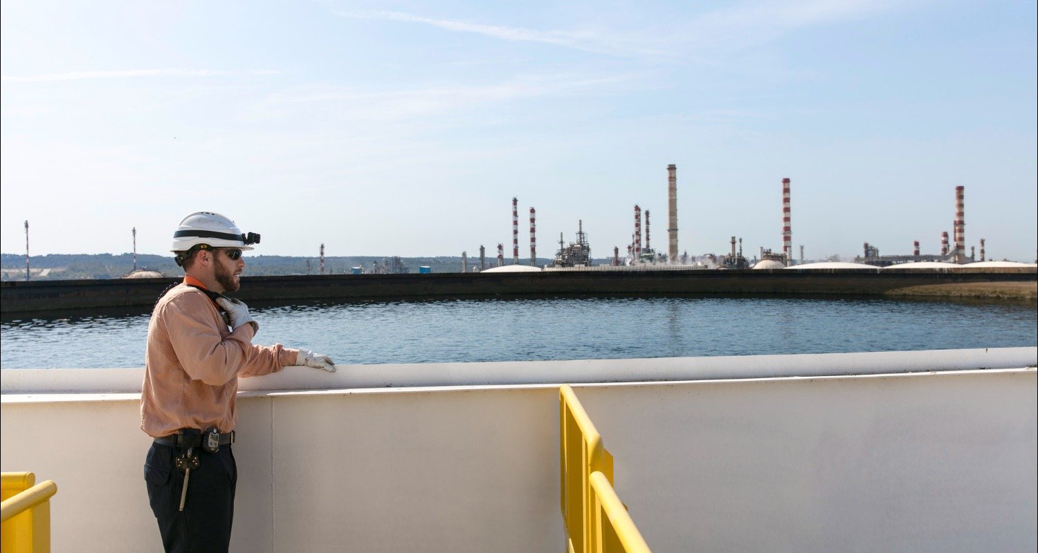 Instalaciones, empleado y tanque de agua en el complejo de Tarragona