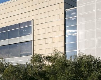 Letras corporeas a la entrada del Campus