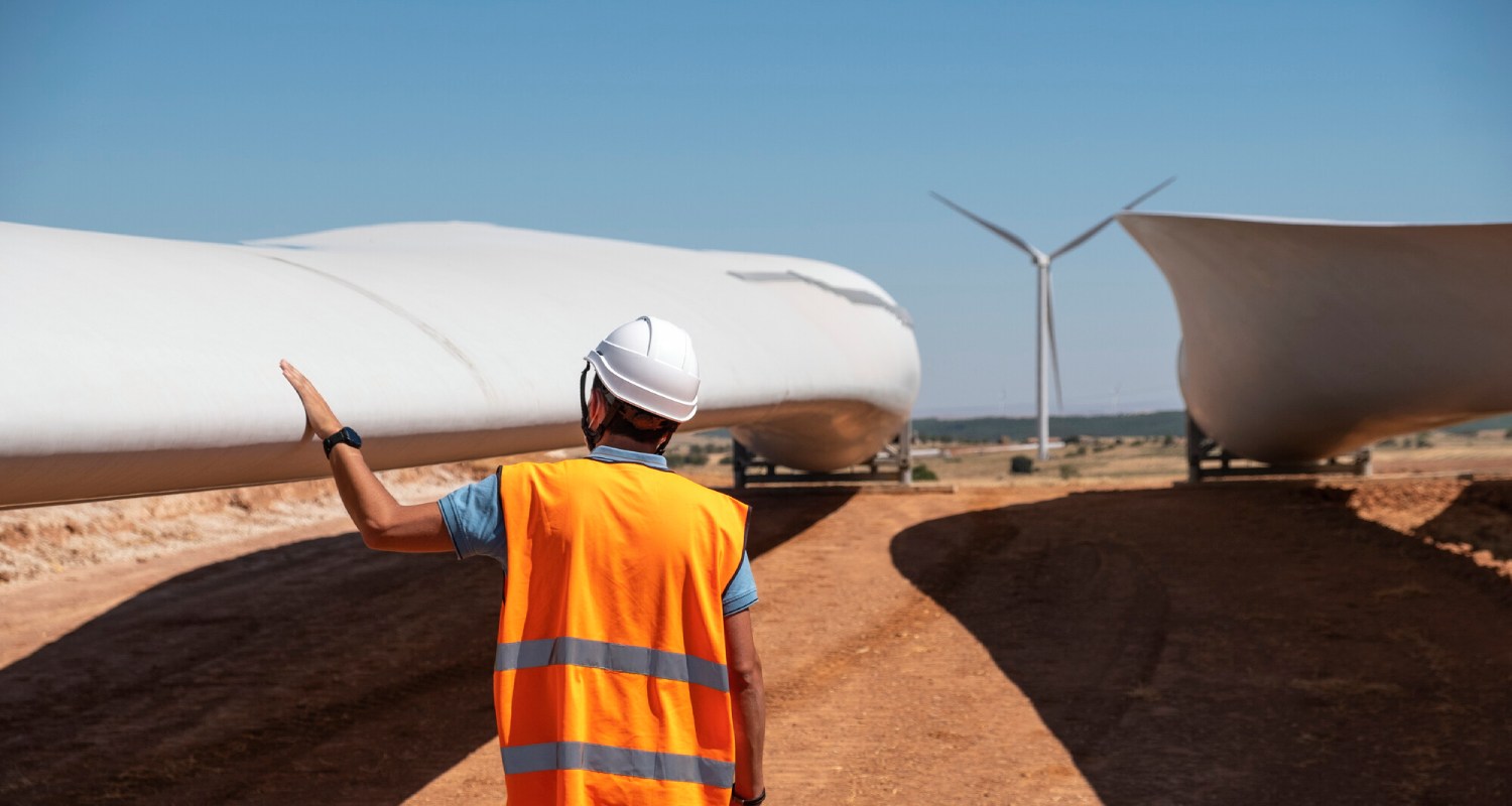 Técnico en una instalación eólica