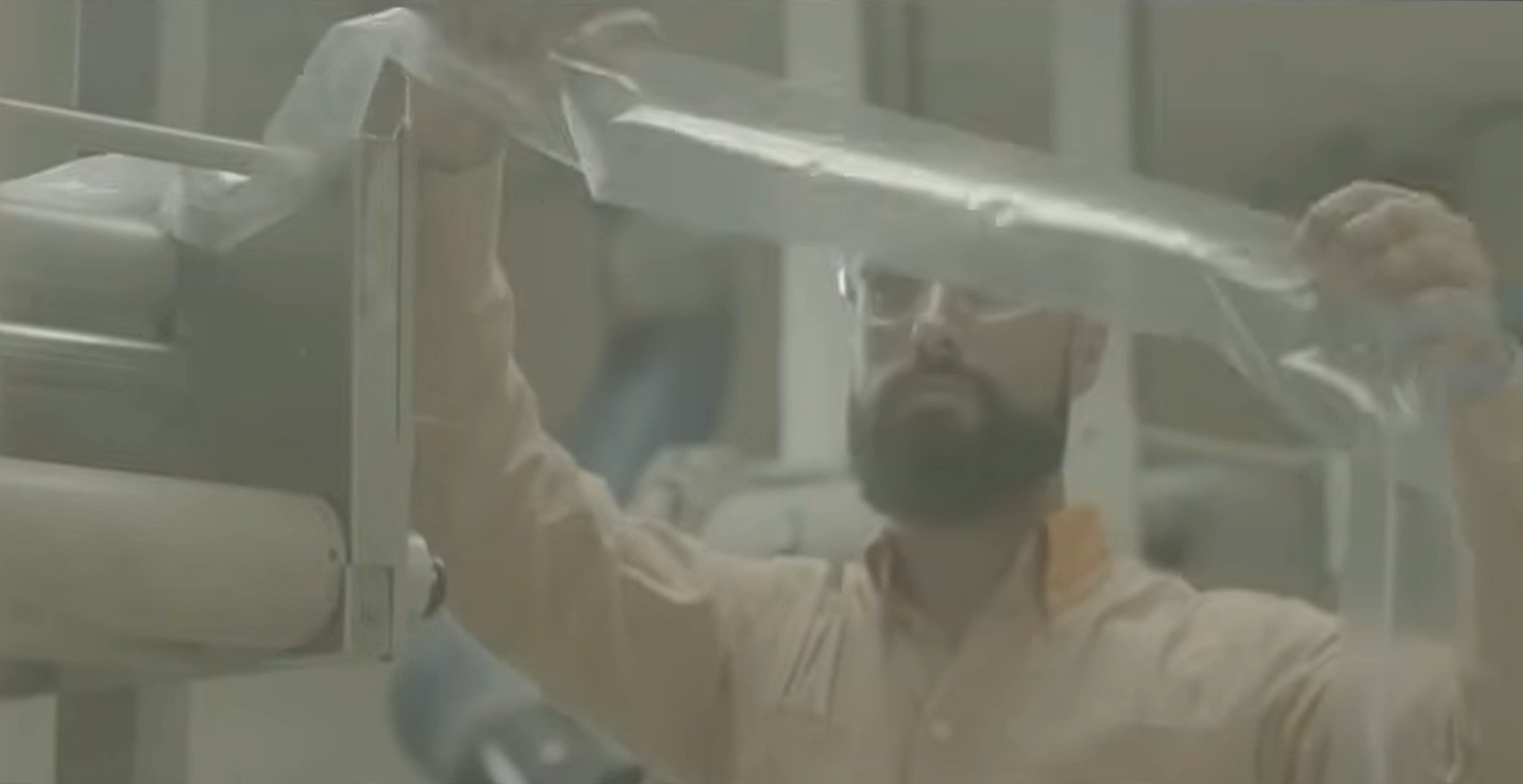 Técnico sujetando plástico