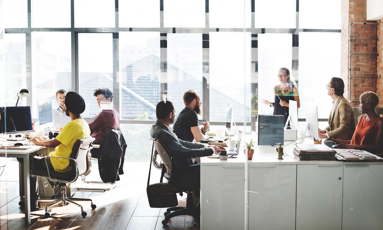 El equipo de trabajo escuchando hablar a una compañera
