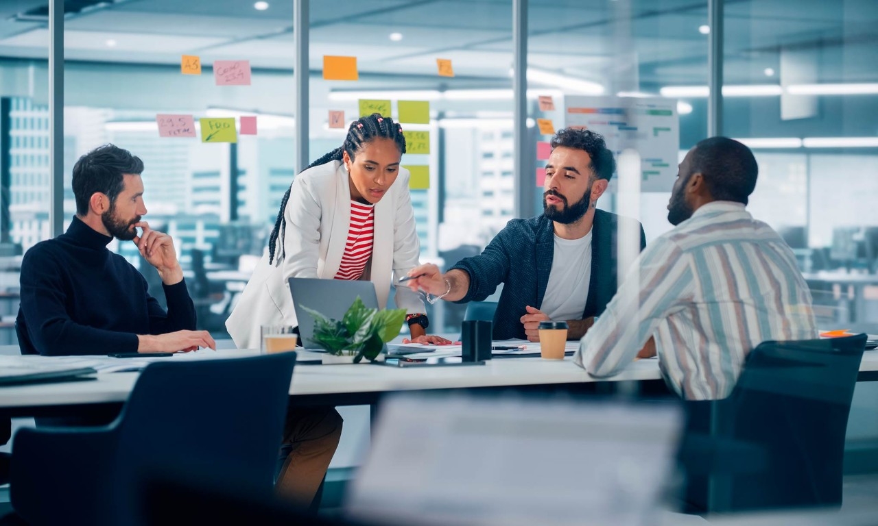 emprendedores trabajando en una startup