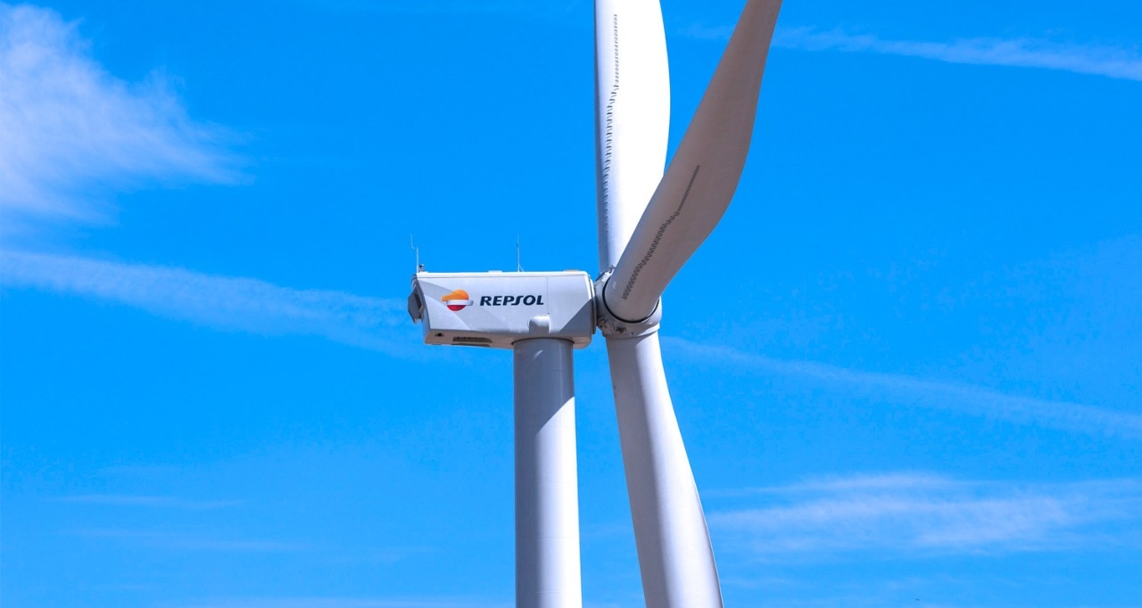 Vista detalle de un aerogenerador con el logo de Repsol