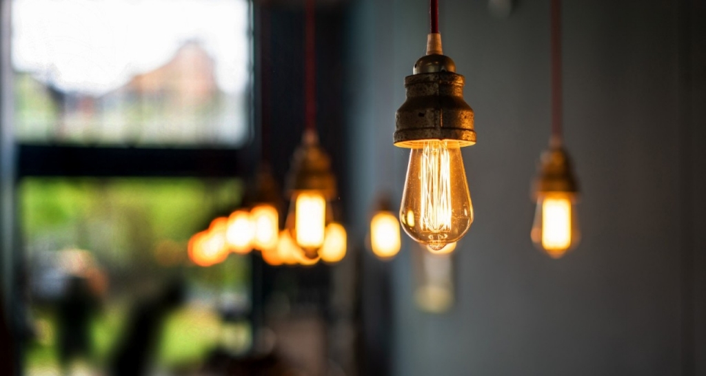Several light bulbs hanging from the ceiling