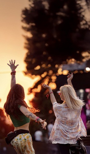 Chicas bailando al atardecer
