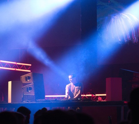 DJ pinchando en evento musical