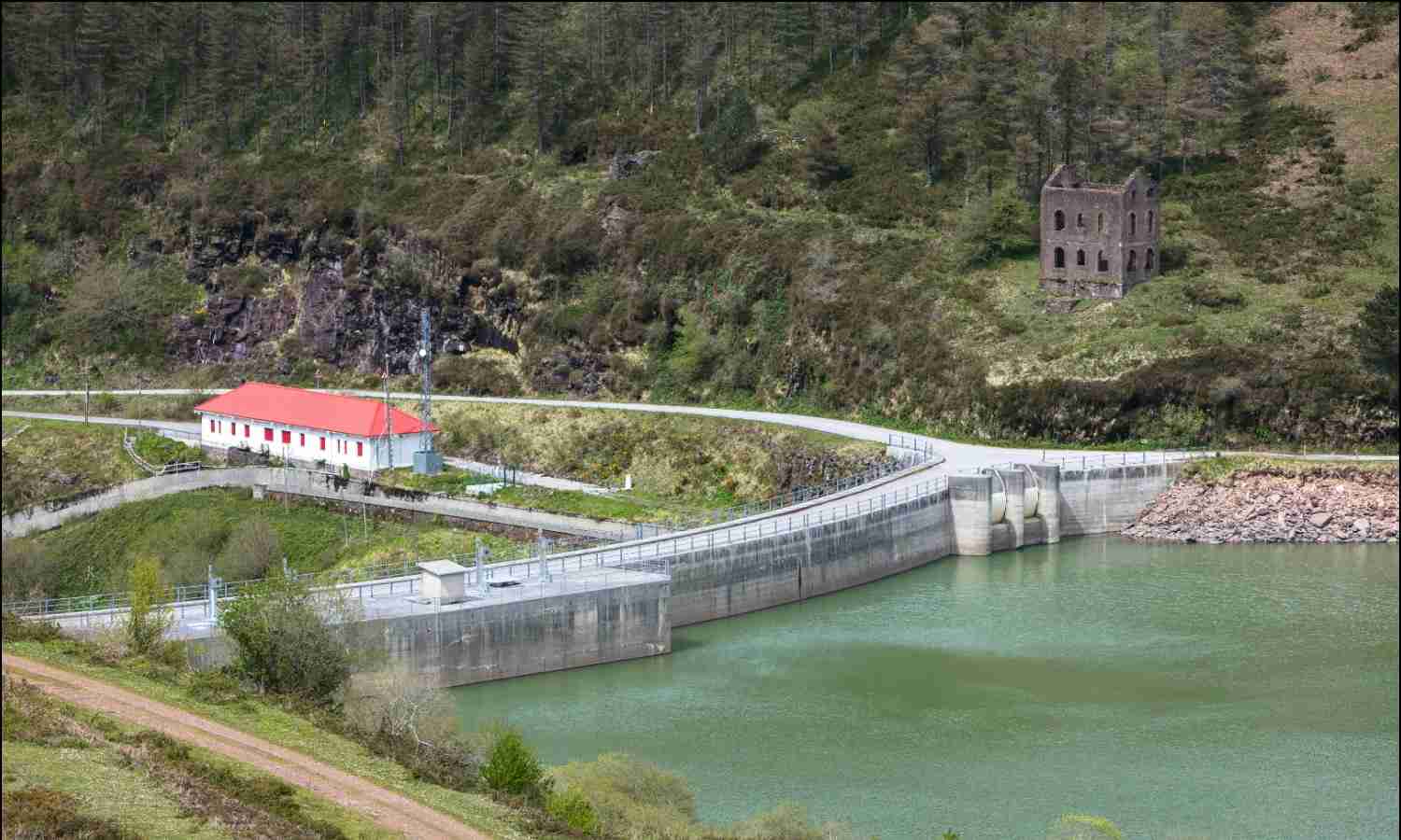 Embalse y central hidroeléctrica Aguayo