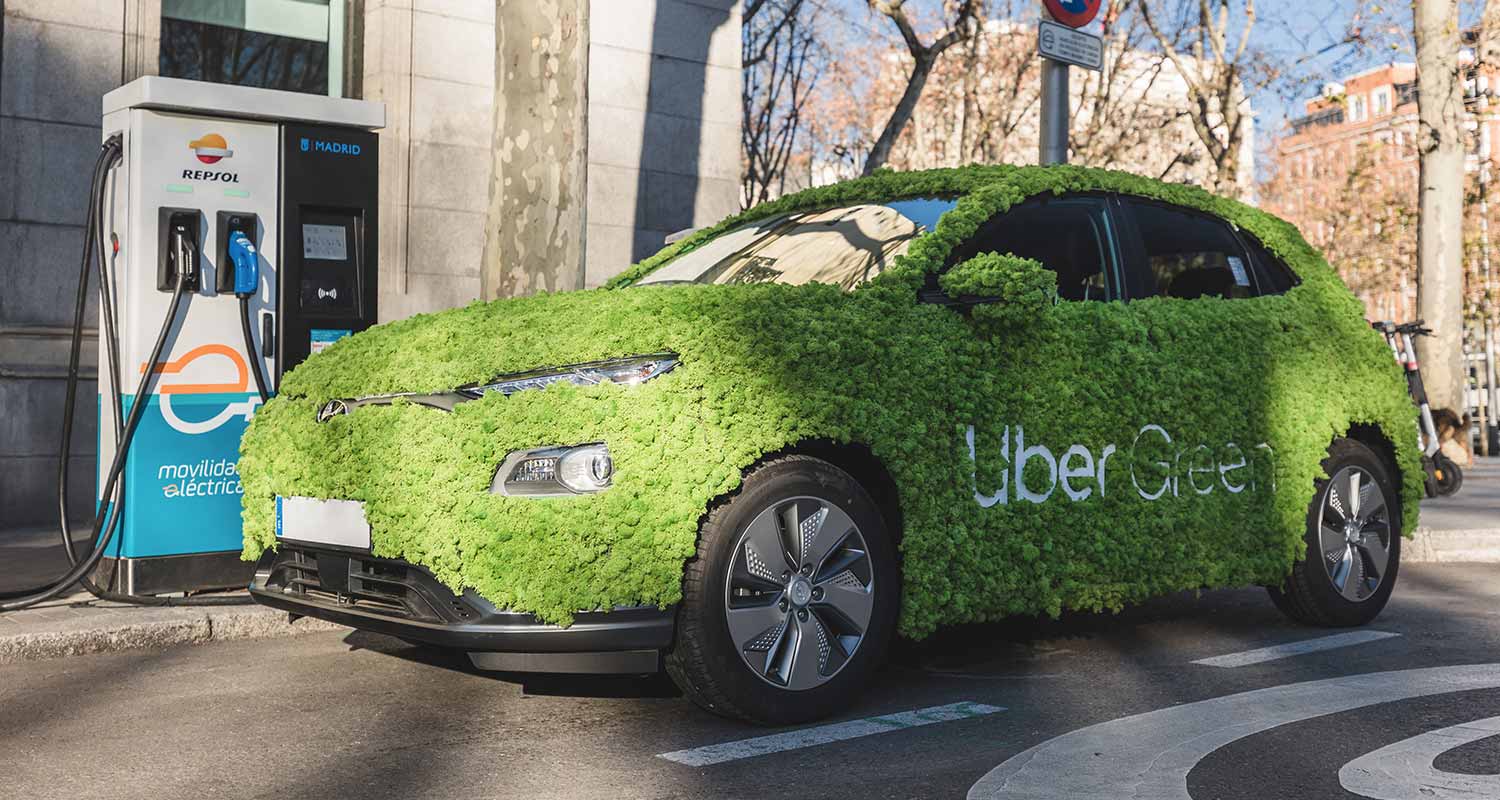 Un coche Uber cubierto con plantas