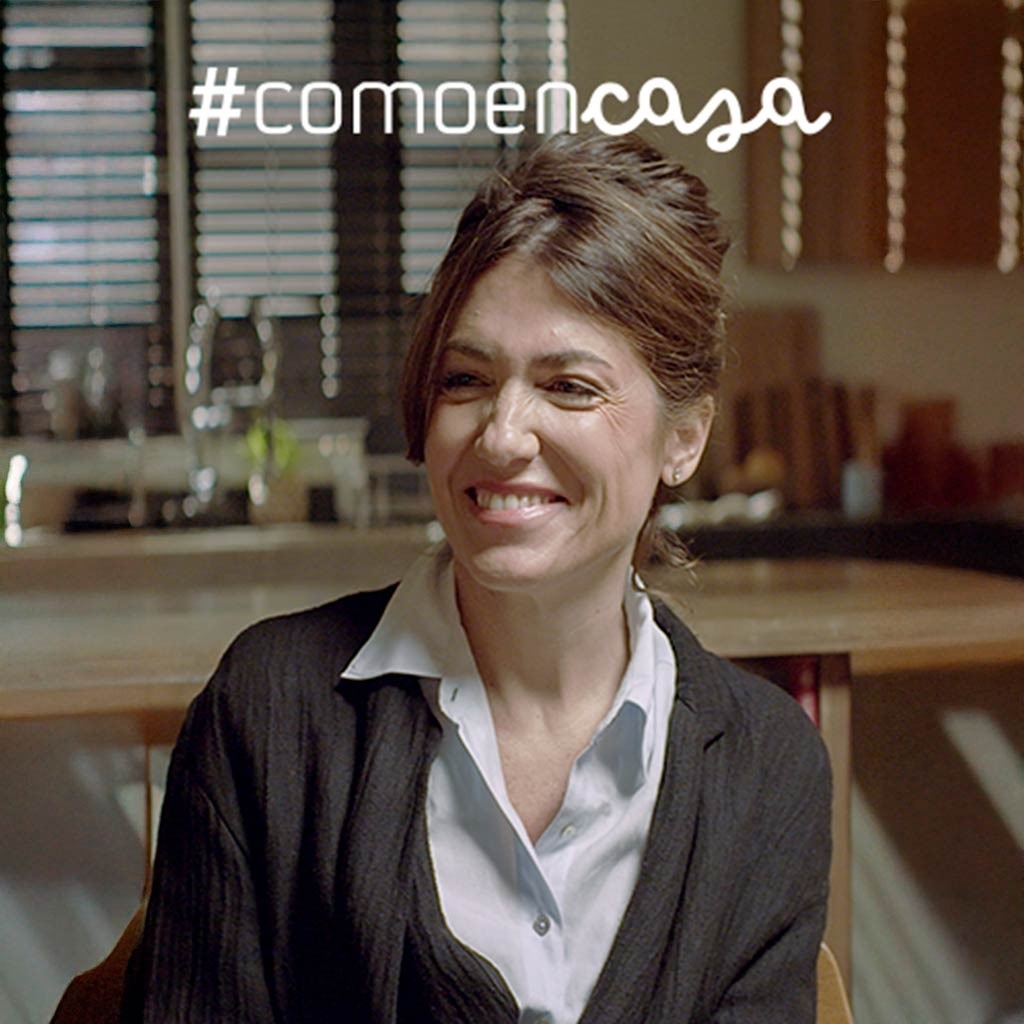María Velasco sonriendo sentada en la cocina