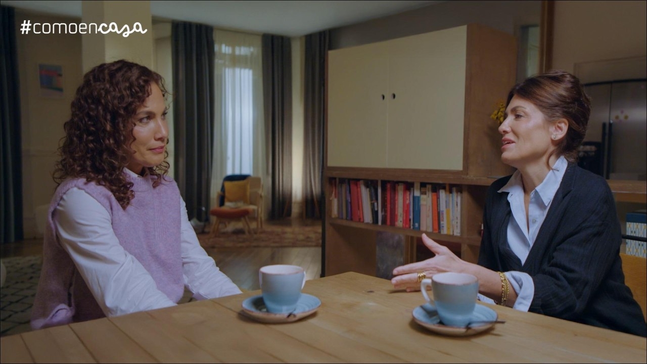 Toni Acosta y María Velasco charlando en un salón