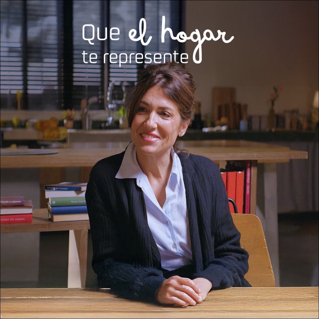 María Velasco conversando en un salón