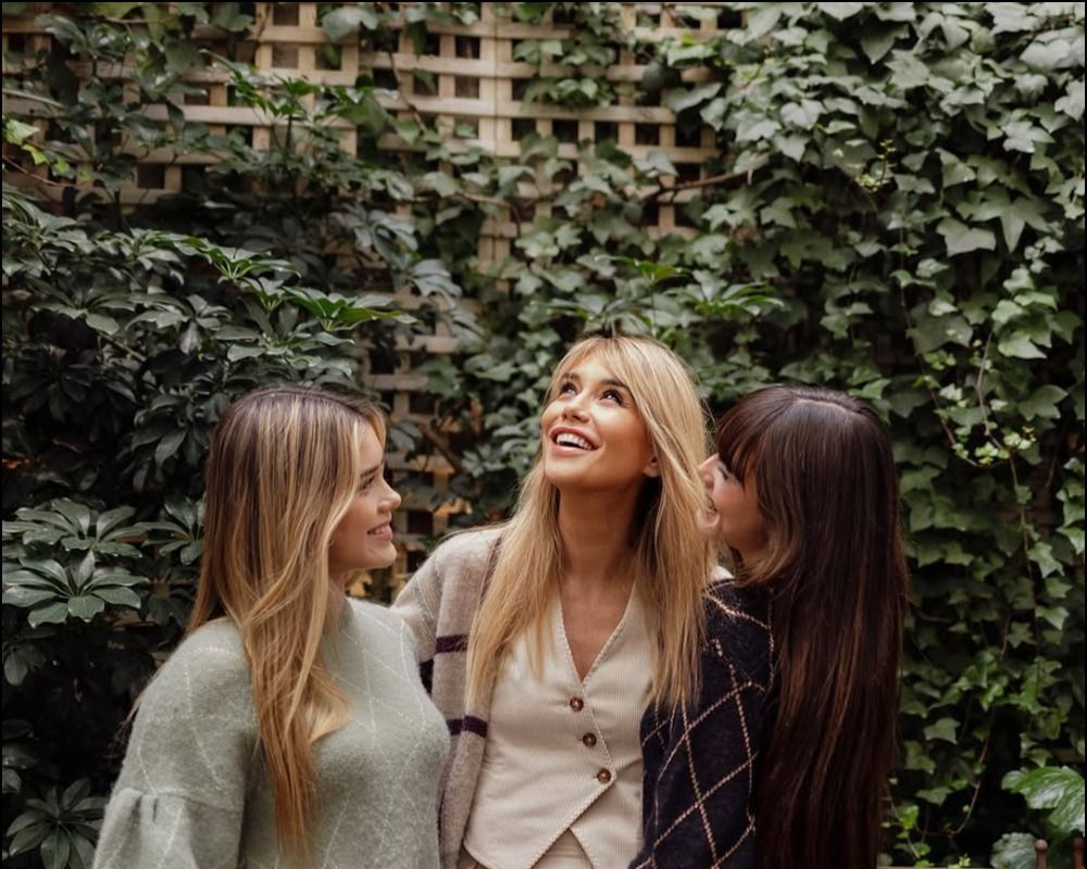 Raquel Meroño y sus hijas