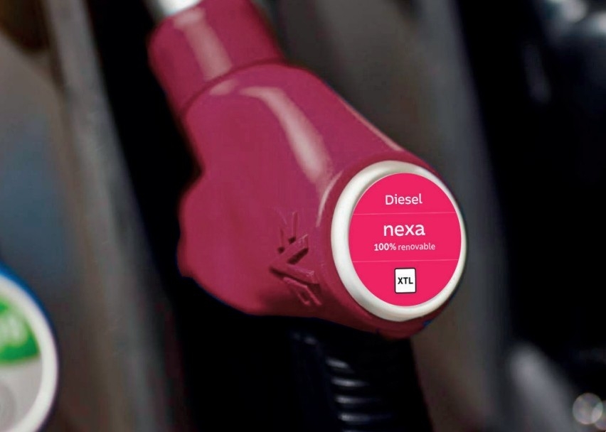 Detalle de un surtidor de diésel 100% renovable Nexa