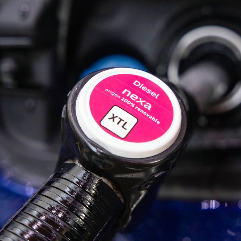 Una manguera de un surtidor de diesel 100% renovable Nexa