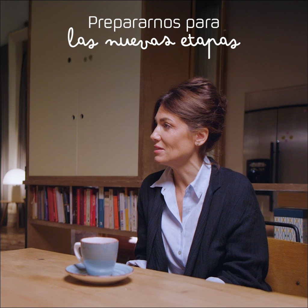 María Velasco conversando en un salón