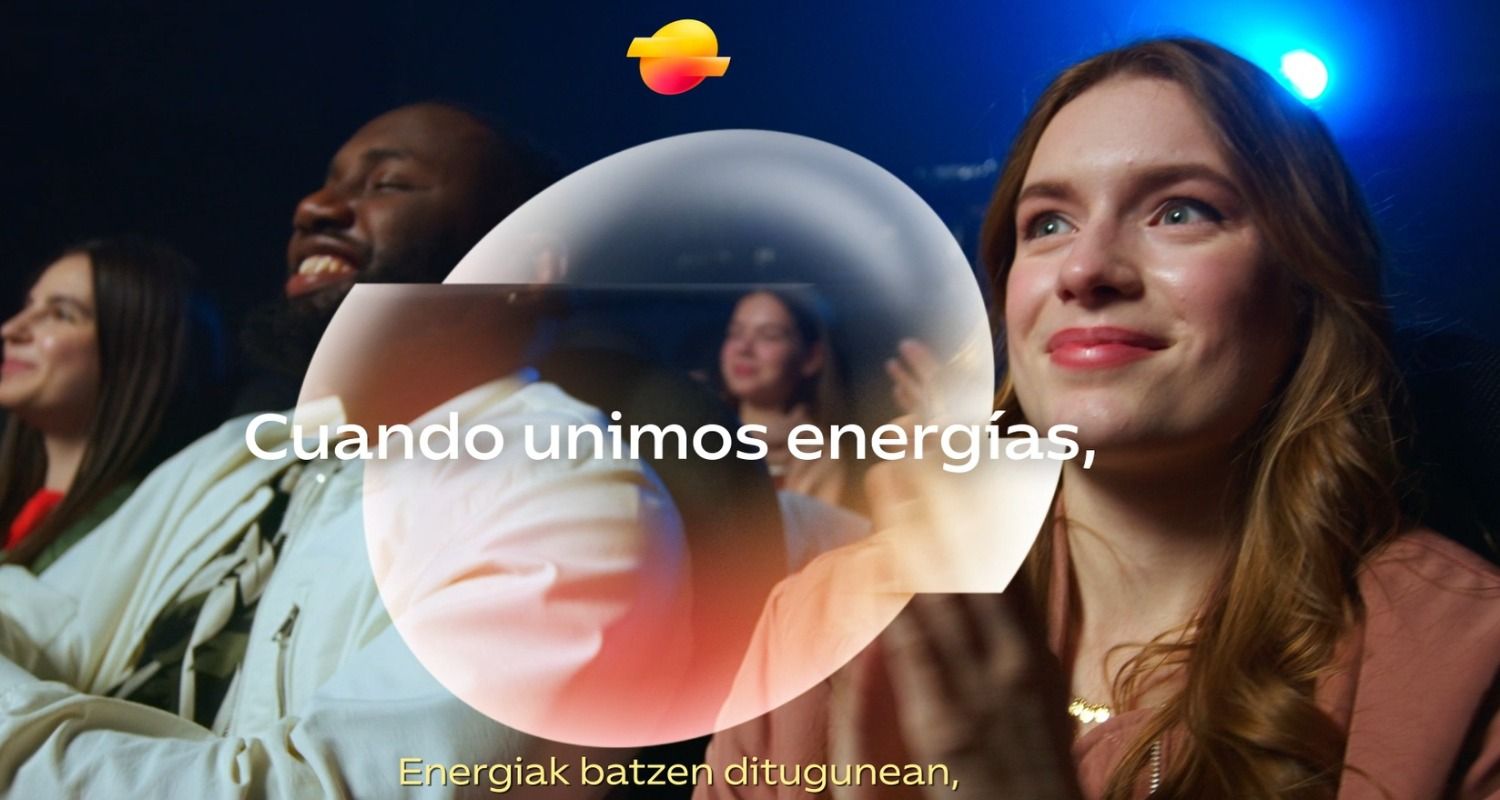 Mujer y hombre aplaudiendo en una sala de cine