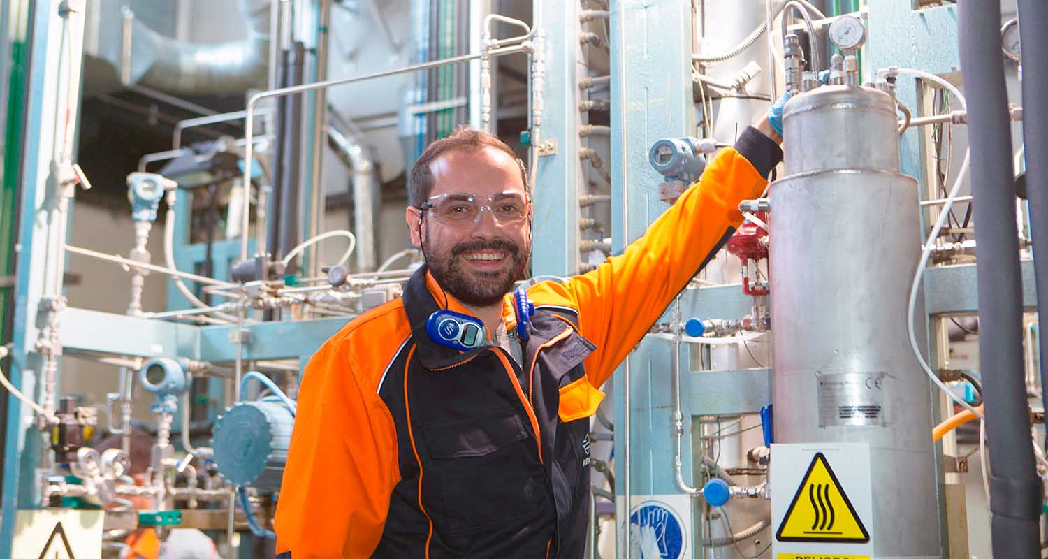 Un operario de Repsol sonríe 
