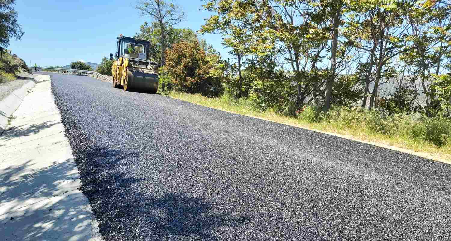 Una apisonadora en una carretera 