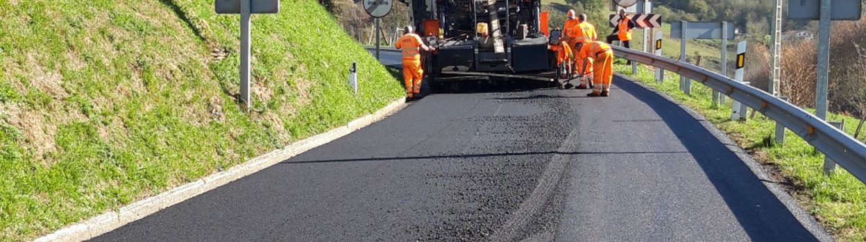 Varios trabajadores arreglando una carretera