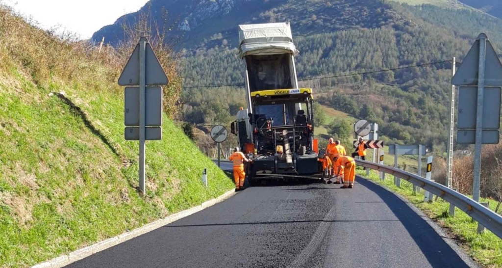Varios trabajadores arreglando una carretera