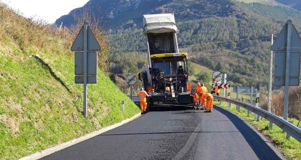 Advance Cool bituminous mixes - construction truck on a mountainous highway