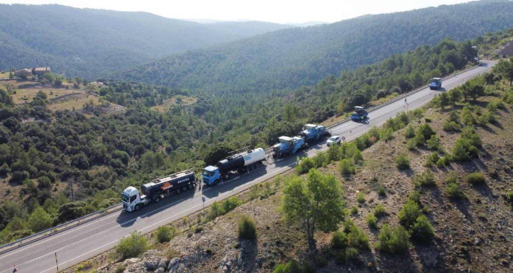 Advance cold-mix recycling - trucks on a mountainous highway
