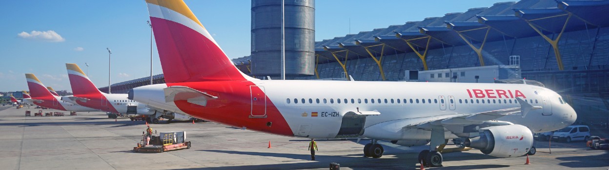 Un avión conectado con el finger mientras reposta