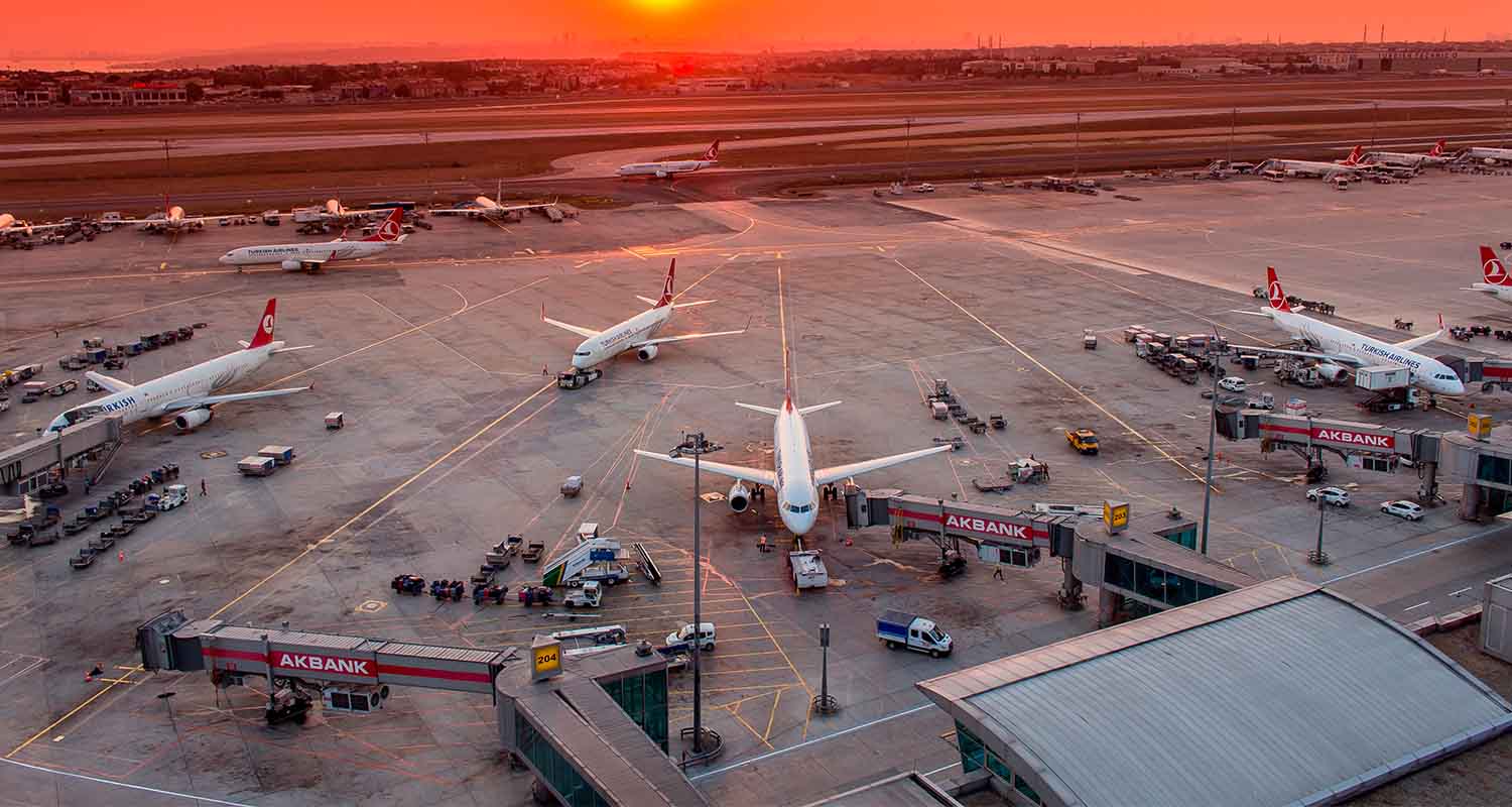 Un avión aterrizando