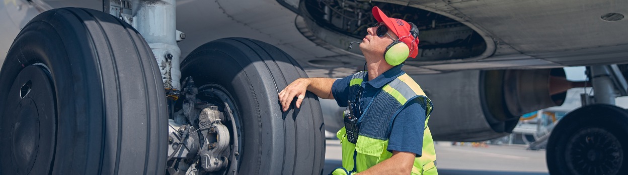 Un operario realiza tareas de mantenimiento en un avión