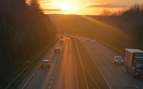 Autopista y el sol cayendo 