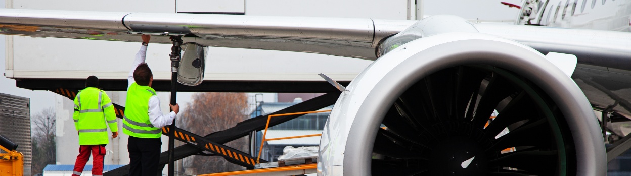 Detalle del repostaje de un avión