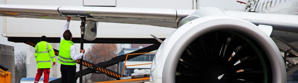 Dos operarios repostando combustible en un avión