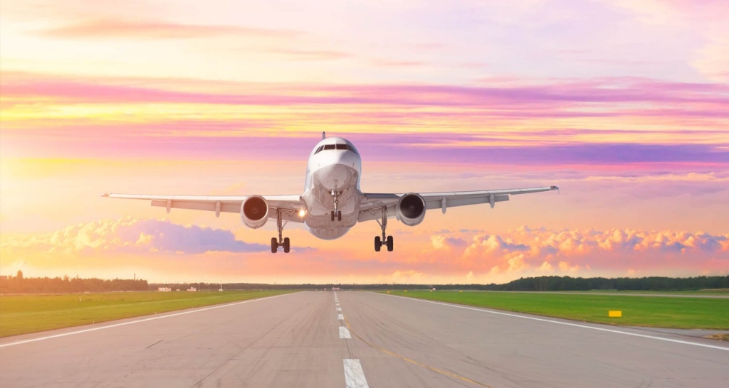 Avión despegando al atardecer