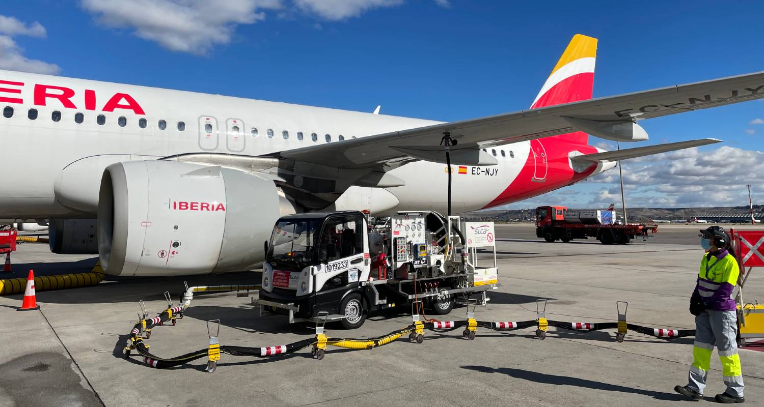 Avión de Iberia repostando combustible