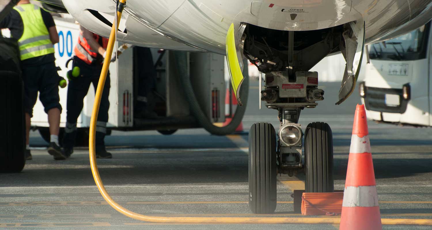 Un avión repostando