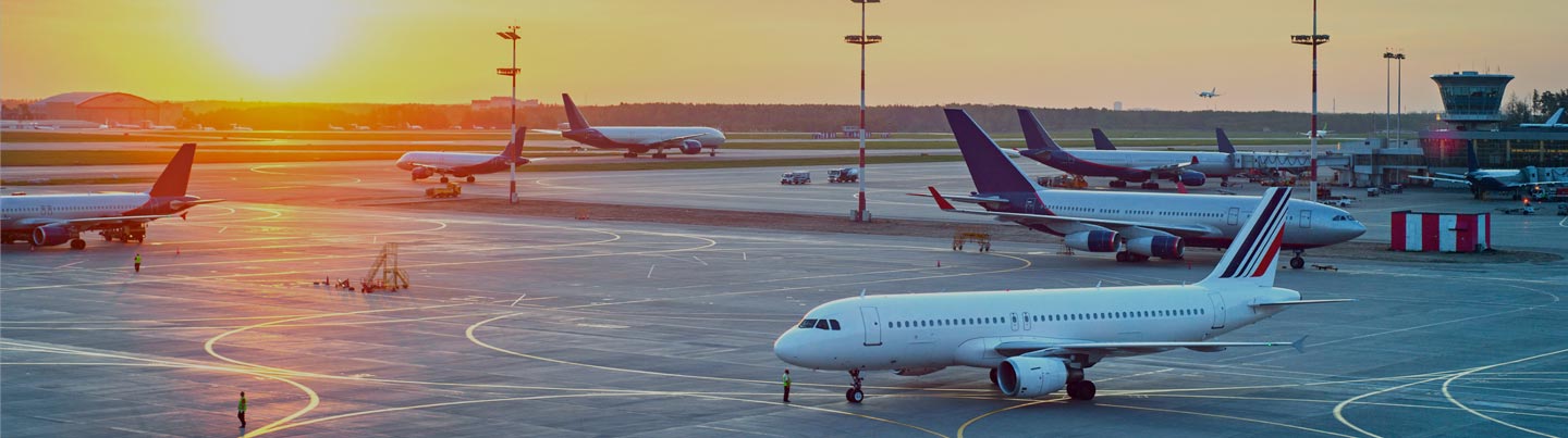 Aviones en un aeropuerto